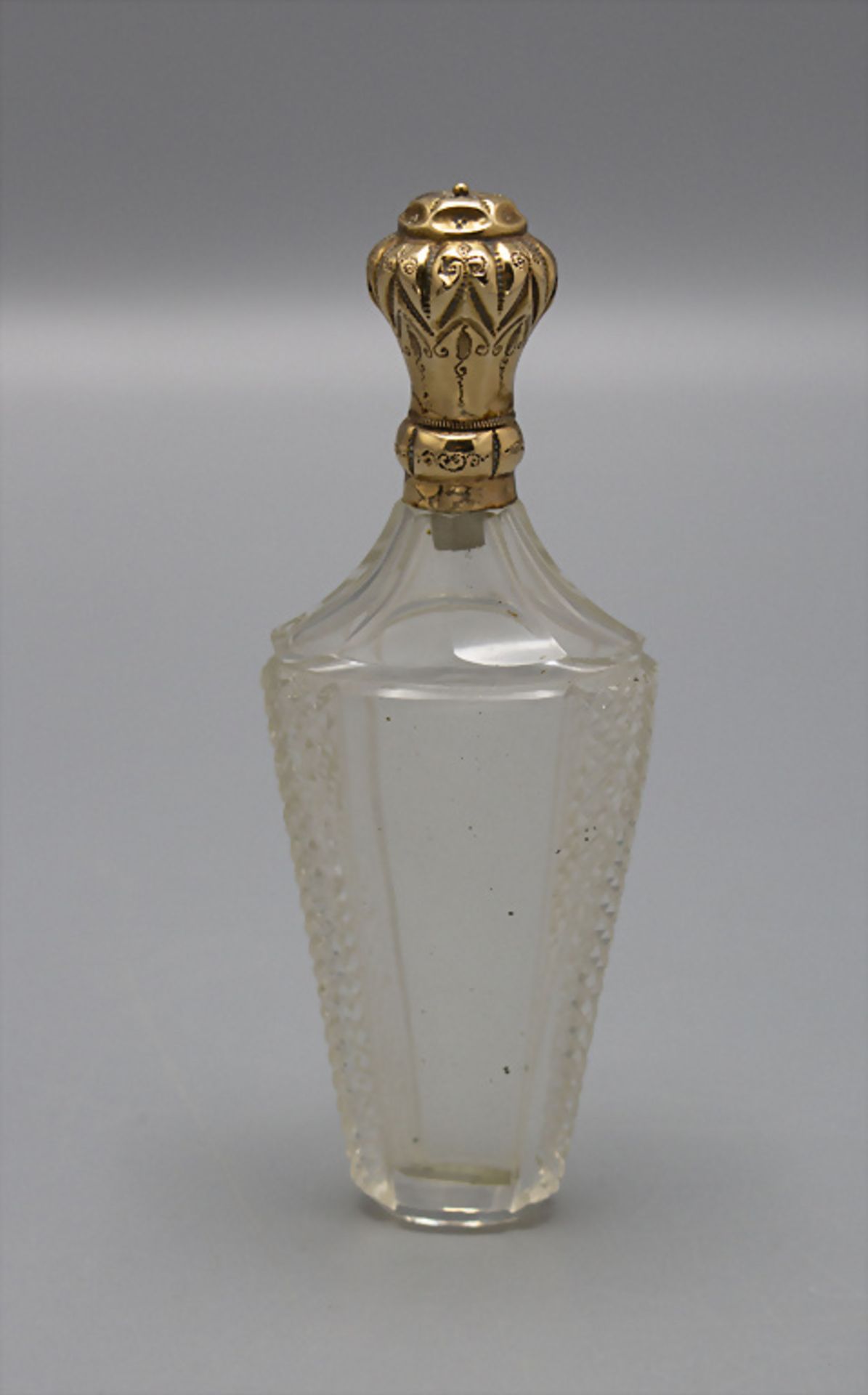 Glasfllakon mit Goldmonturen / A glass perfume bottle with assemblings of gold, Niederlande, ...