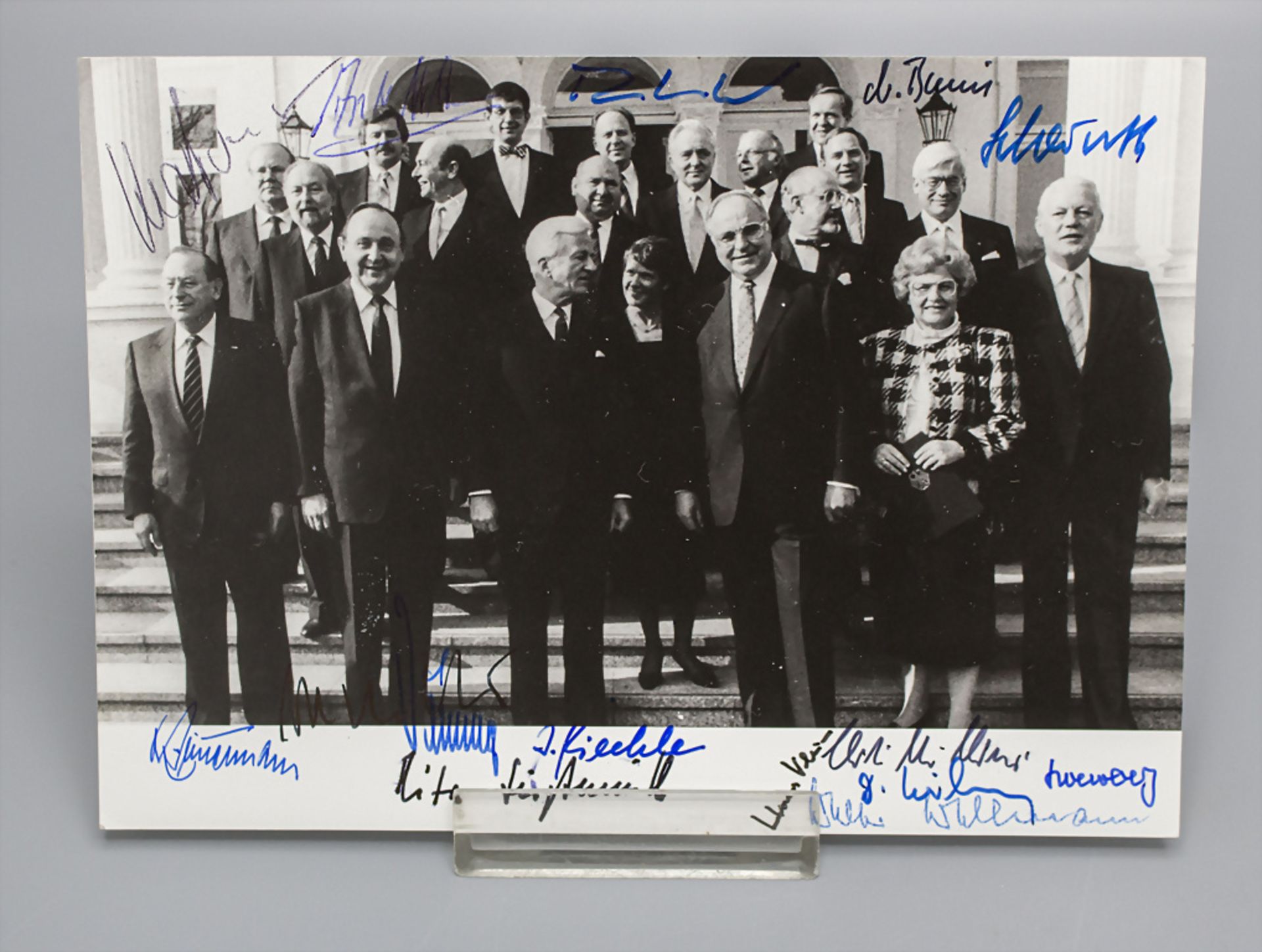 Zwei Fotografien mit Autographen der Kabinette von Helmut Kohl, 1982 und 1987 - Bild 2 aus 3