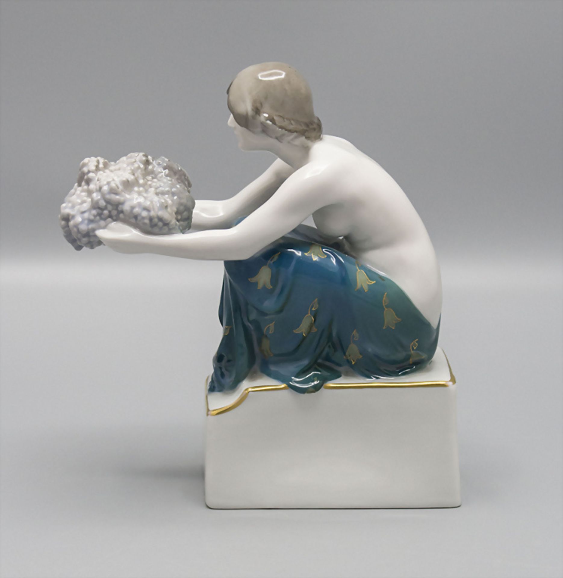 Porzellanfigur 'Die Traubenträgerin' / A porcelain figure 'the grape bearer', Rosenthal, Selb, ... - Image 3 of 7