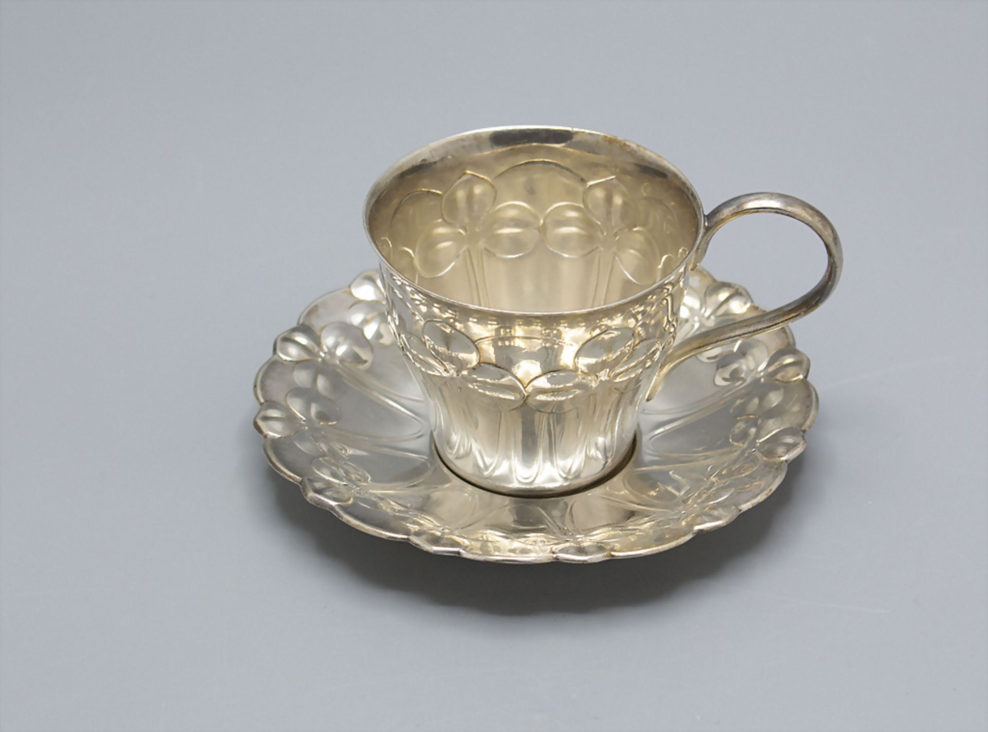 Jugendstil Tasse und Untertasse mit Kleeblattdekor / An Art Nouveau cup and saucer with ...