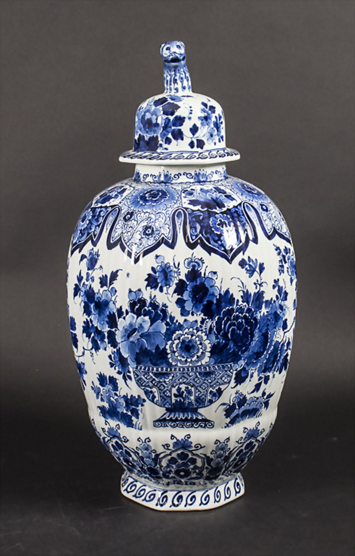 Große Deckelvase / A large lidded ceramic vase, De Porceleyne Fles, Delft