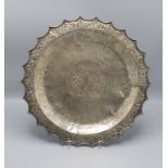 Silberplatte mit zwei gekreuzten Kris / A silver platter with two crossed kris, Südostasien, ...