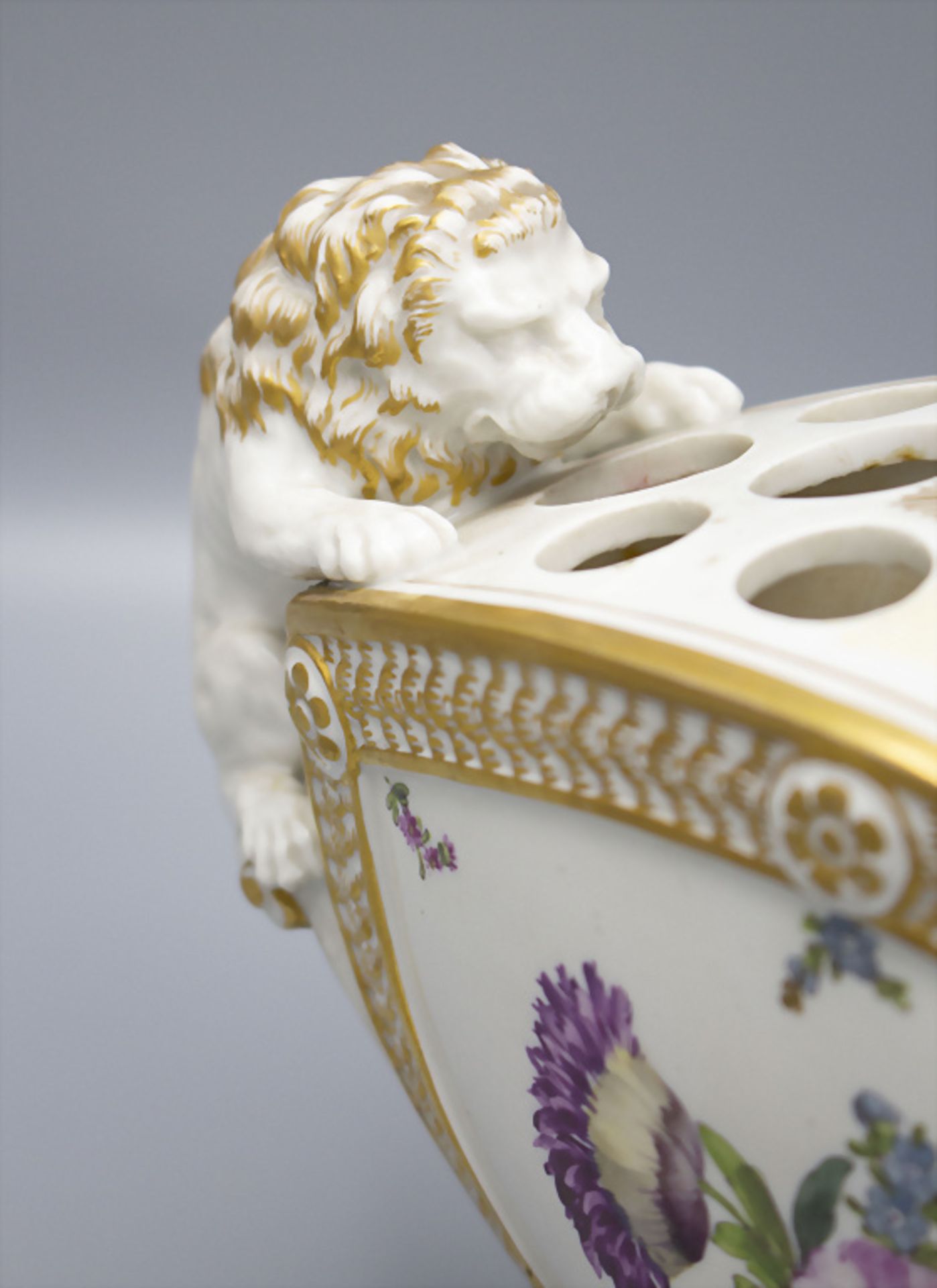 Porzellan Steckvase mit flankierenden Löwen und Blumenmalerei / A porcelain vase with lions ... - Image 3 of 4