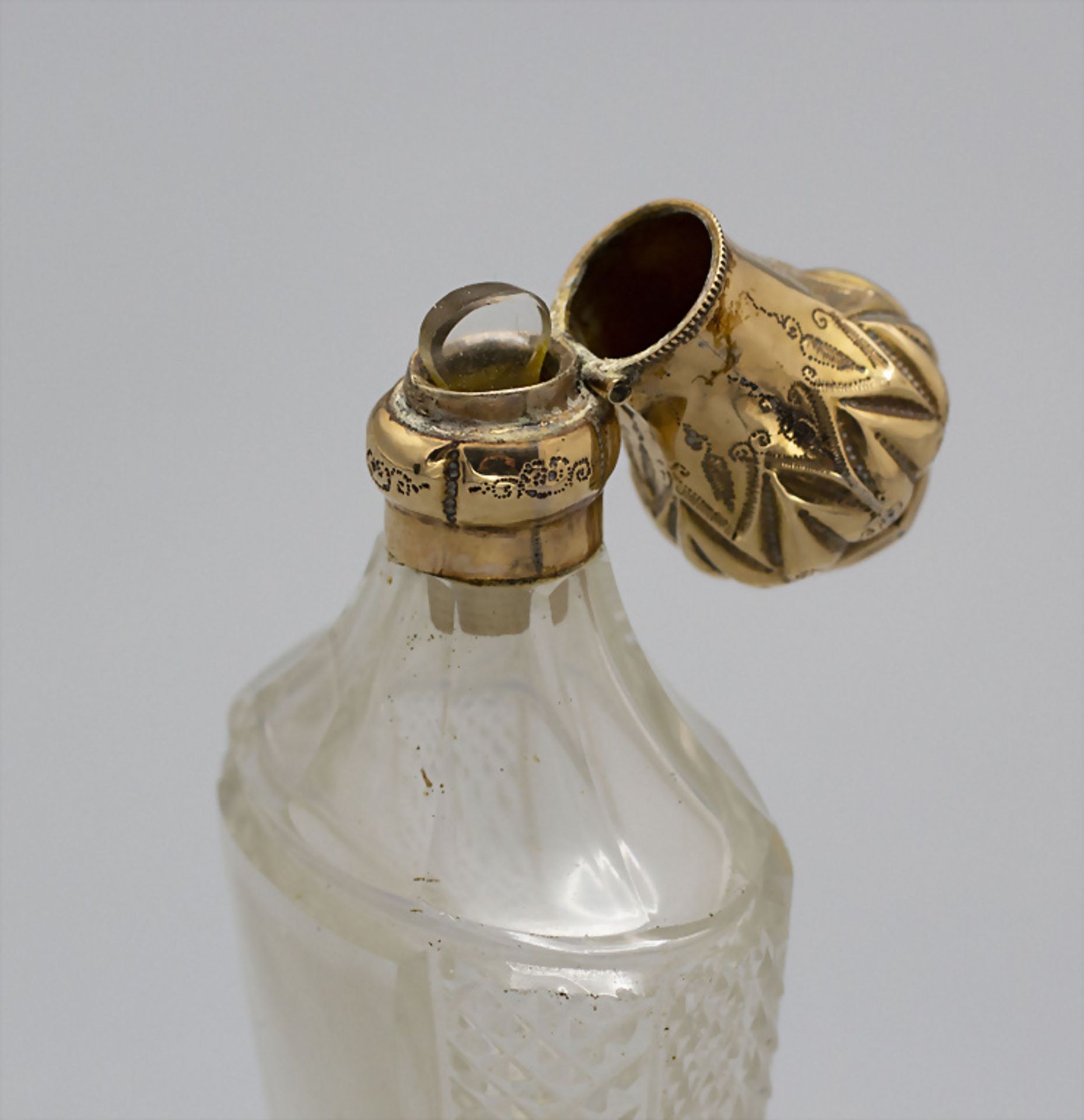 Glasfllakon mit Goldmonturen / A glass perfume bottle with assemblings of gold, Niederlande, ... - Bild 4 aus 5