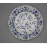Runde Schale mit Zwiebelmuster / A bowl with onion pattern, Meissen, um 1880