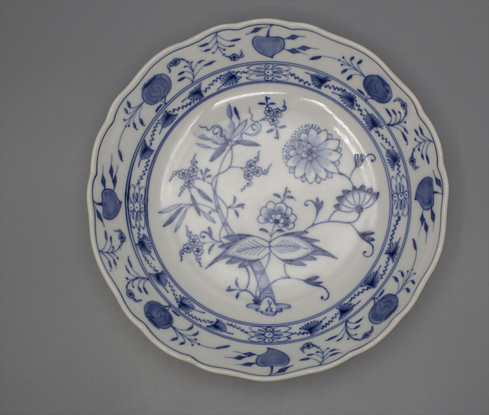 Runde Schale mit Zwiebelmuster / A bowl with onion pattern, Meissen, um 1880