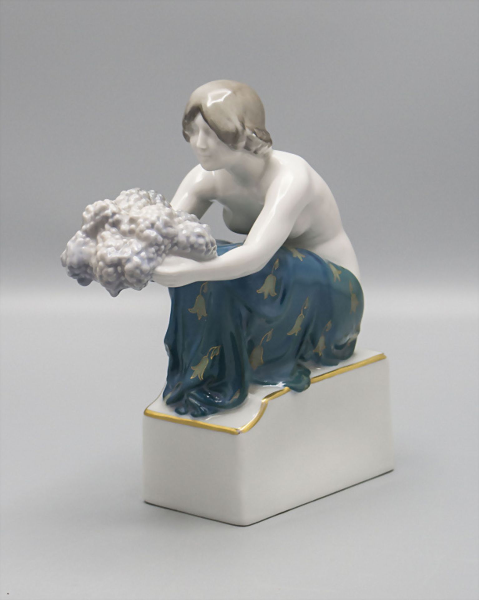 Porzellanfigur 'Die Traubenträgerin' / A porcelain figure 'the grape bearer', Rosenthal, Selb, ... - Image 2 of 7