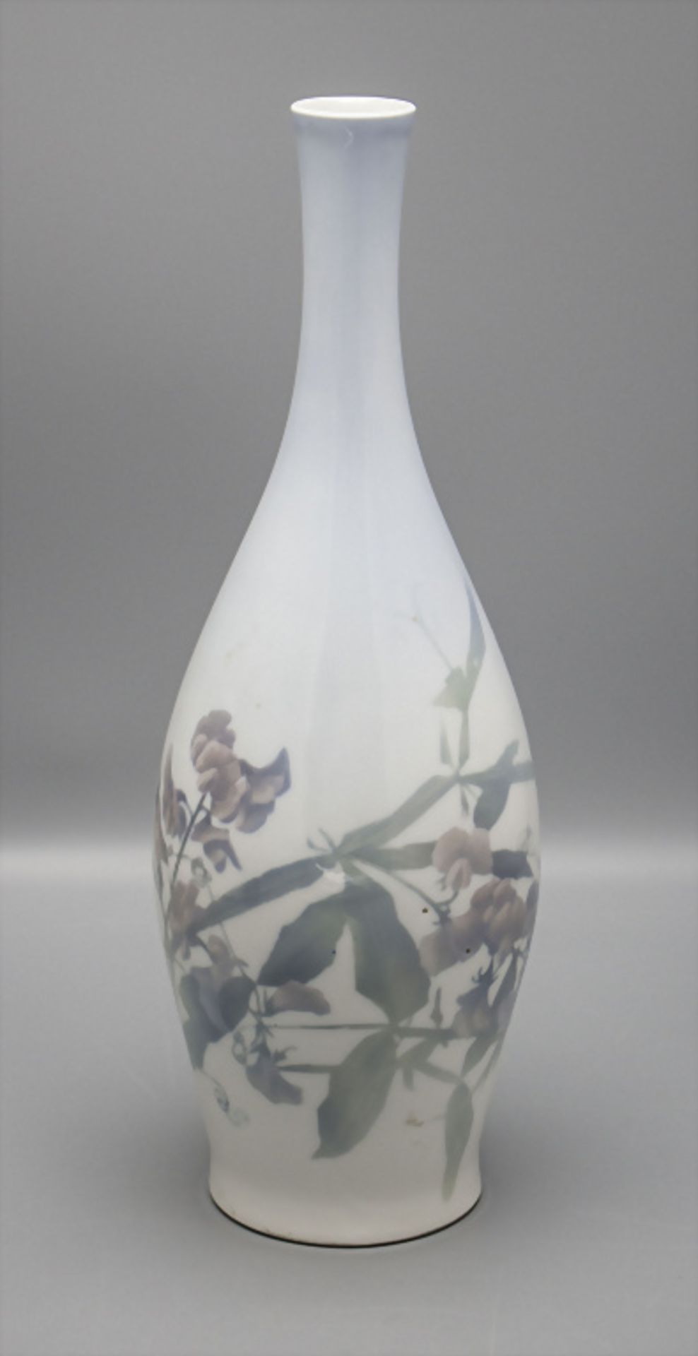 Jugendstil Enghalsvase mit Wicke / An Art Nouveau vase with sweet pea, Porsgrund, Porsgrunn, ...
