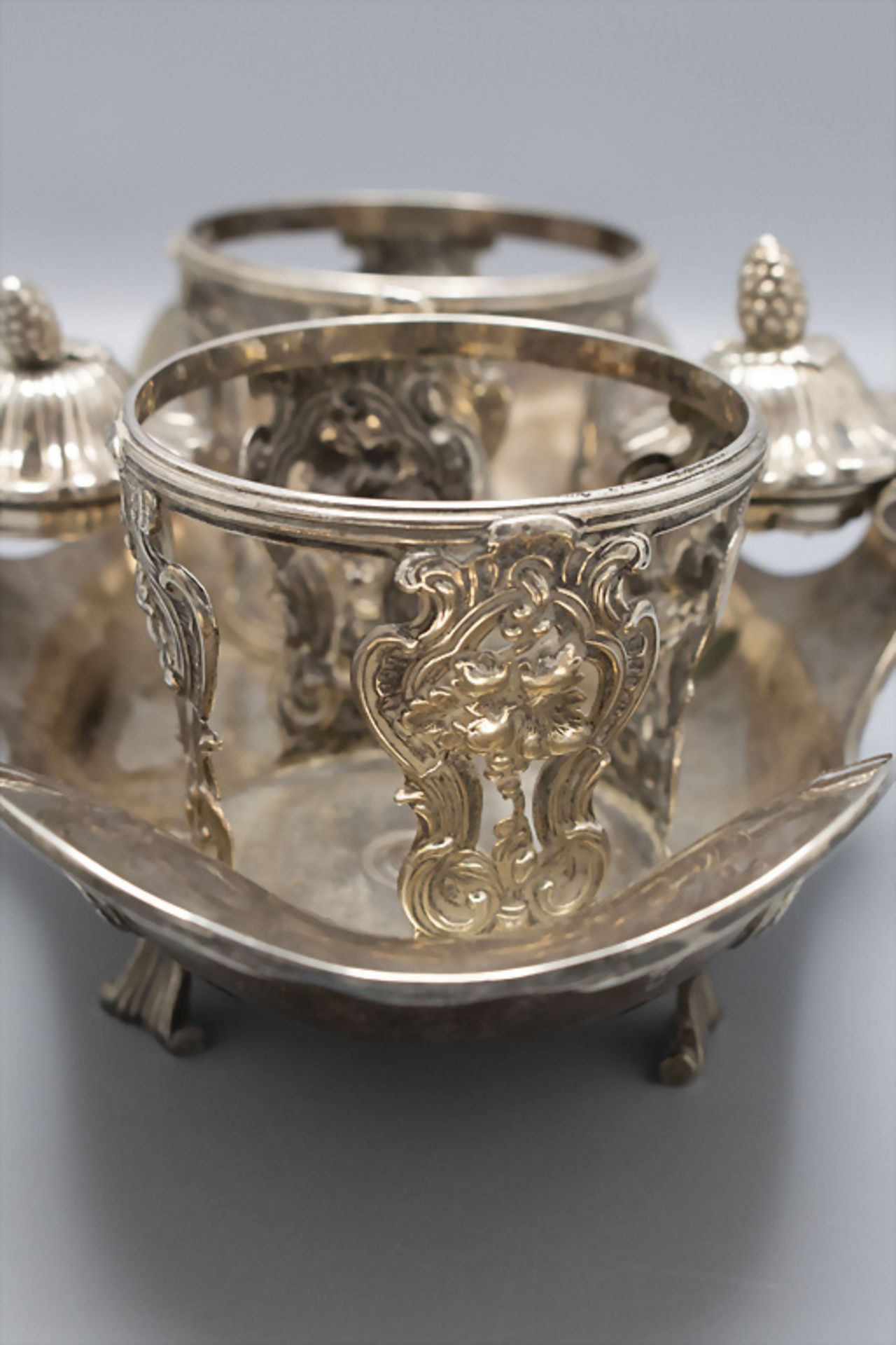 Rokoko-Menage / A silver Rococo cruet stand, Alexis Micalef, Paris, 1771-1772 - Bild 3 aus 5