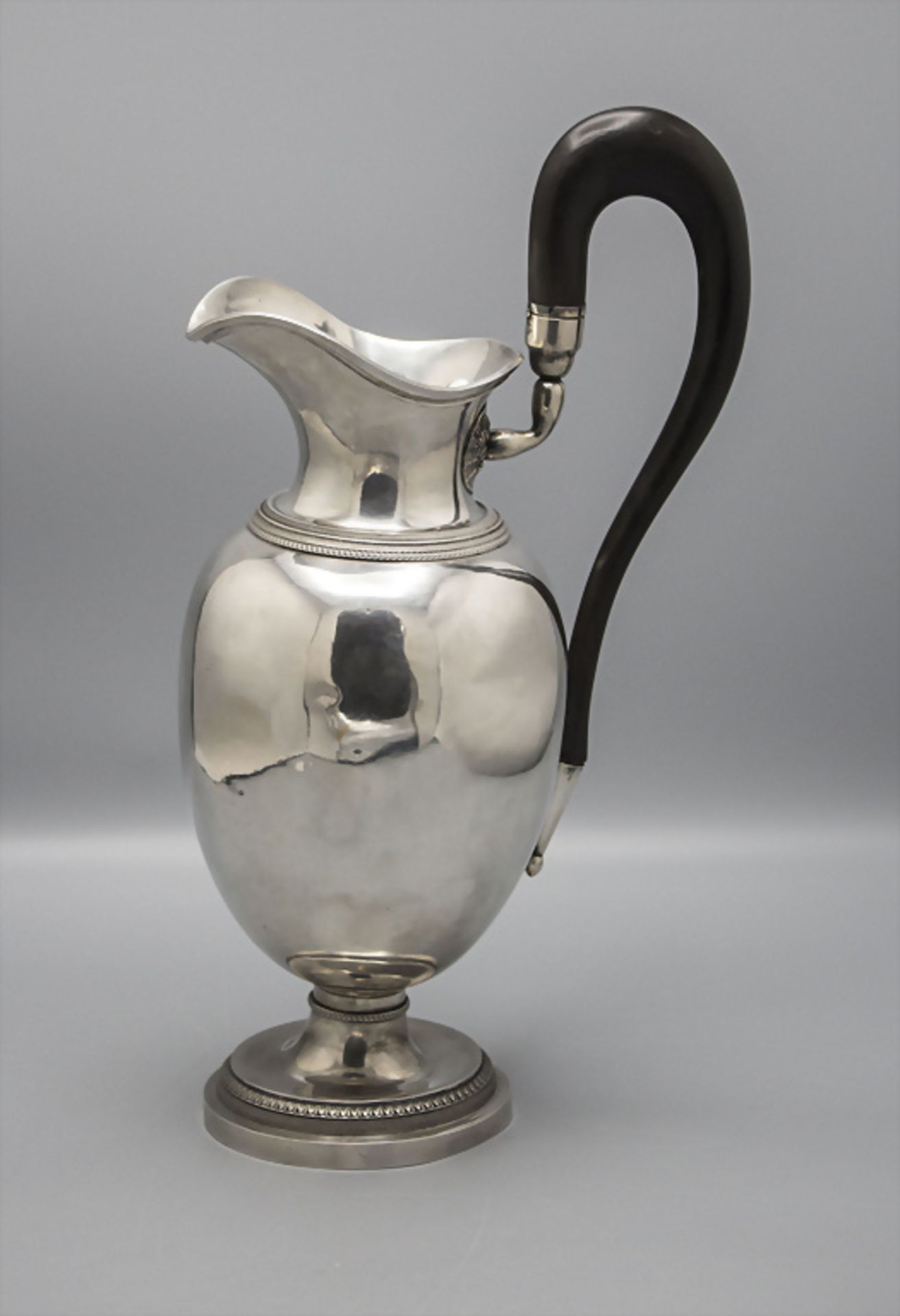 Großer Wasserkrug / A large silver jug, Frankreich, 18. Jh.