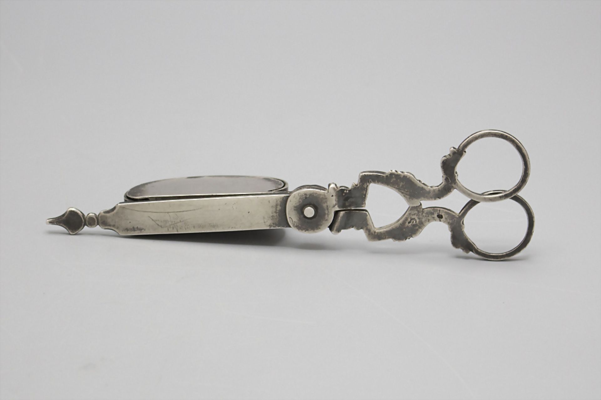 Dochtschere auf Presentoir / A silver wick scissors, Juan Rosell, Barcelona, 18. Jh. - Bild 6 aus 9