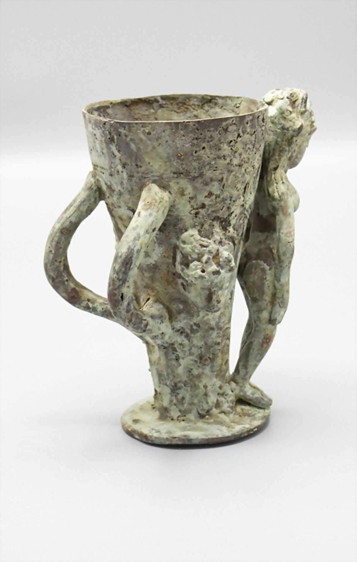 Römischer Bronzebecher / A Roman bronze beaker in dionystic stile, wohl Museumsreplik - Image 3 of 5