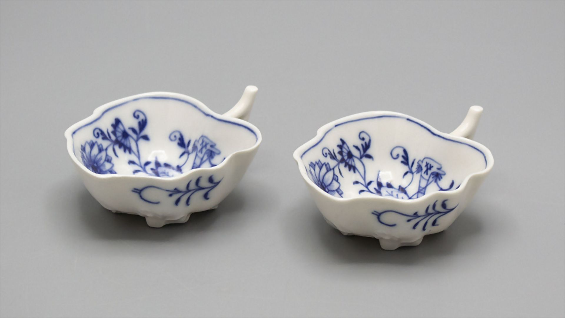 2 Blattschälchen mit Zwiebelmuster / 2 leaf shaped bowls with onion pattern, Meissen, um 1900 - Image 2 of 3