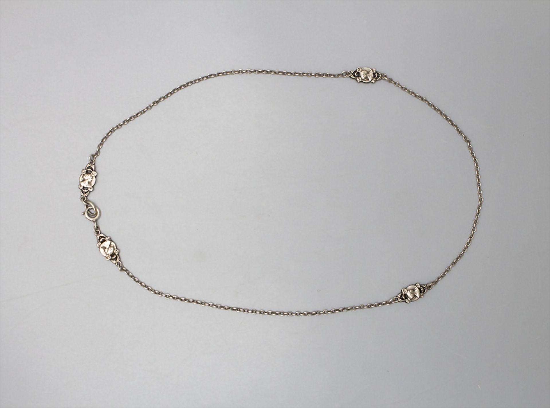 Jugendstil Silberkette mit 4 Medaillons / An Art Nouveau silver necklace with 4 medallions, ... - Bild 2 aus 4