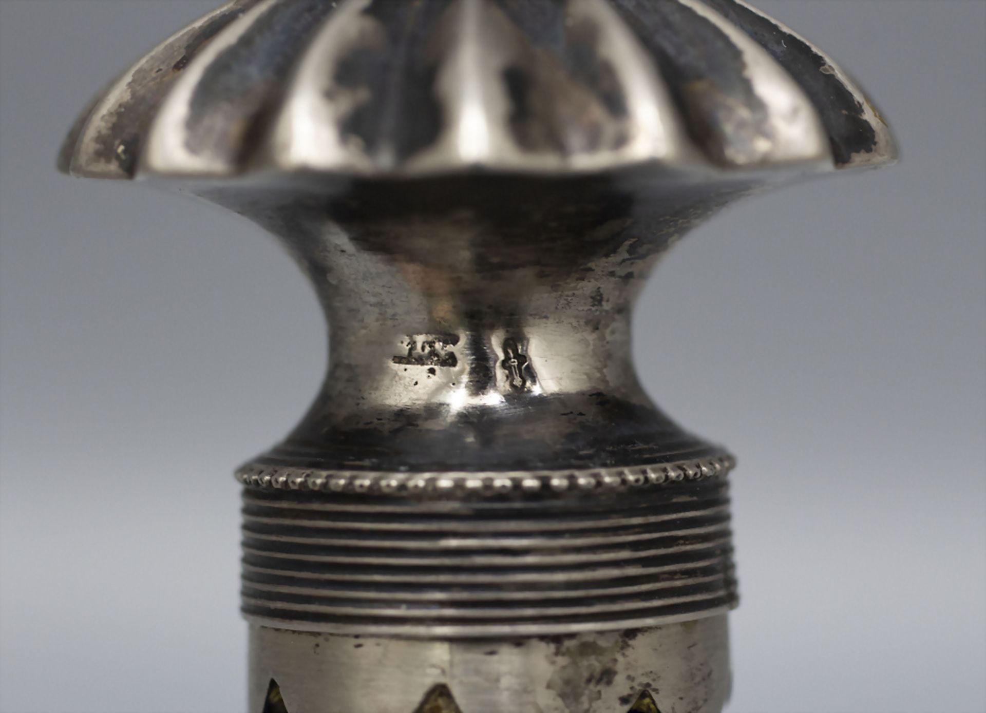 Porzellan Flakon mit Silbermontur / A porcelain perfume bottle, China, 19. Jh. - Image 9 of 9