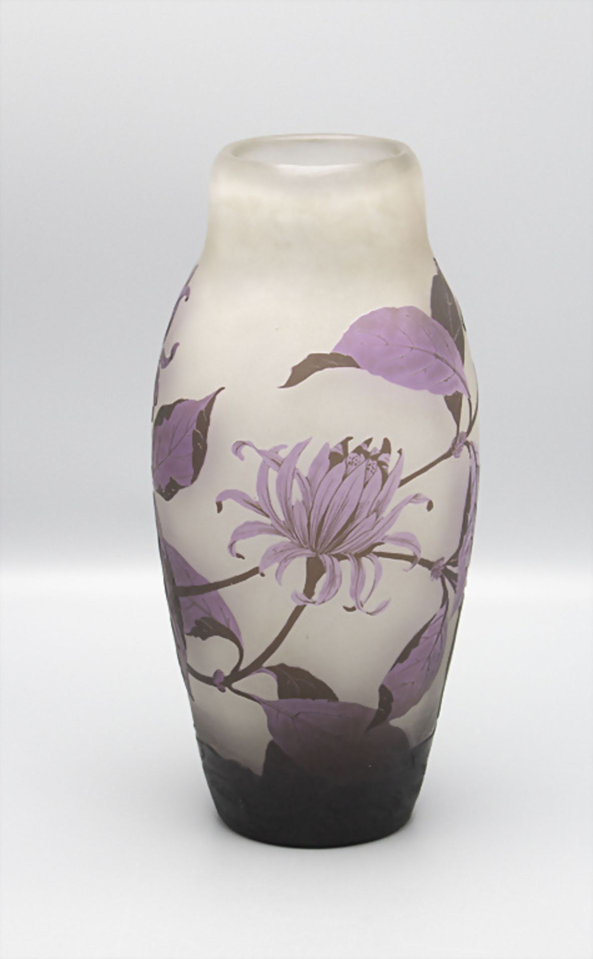 Jugendstil Vase mit Chrysanthemen, Arsall, Vereinigte Lausitzer Glaswerke AG, ...