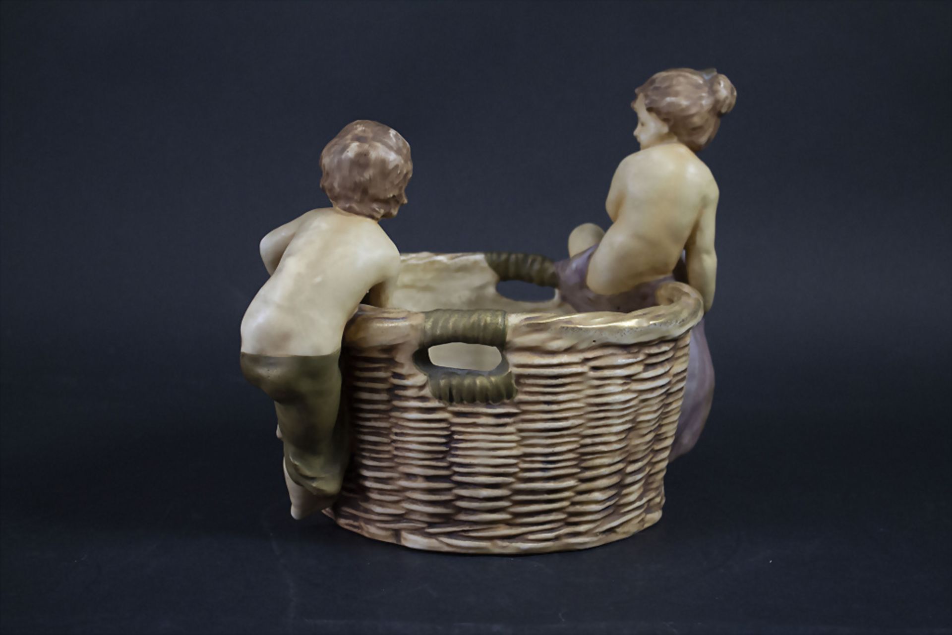 Figürliche Korbschale / Cachepot / A figural basket shaped bowl, Amphora-Werke, Turn-Teplitz, ... - Bild 3 aus 7