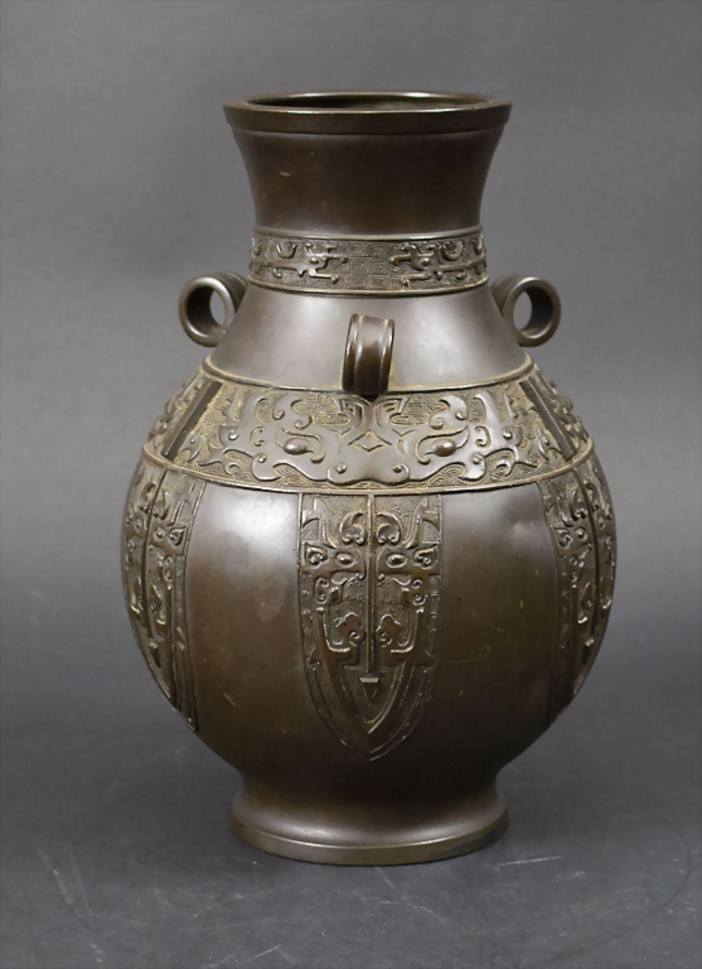 Bronze vase mit Ornament-Reliefs / A bronze vase with ornamental reliefs, China oder Japan - Bild 2 aus 7