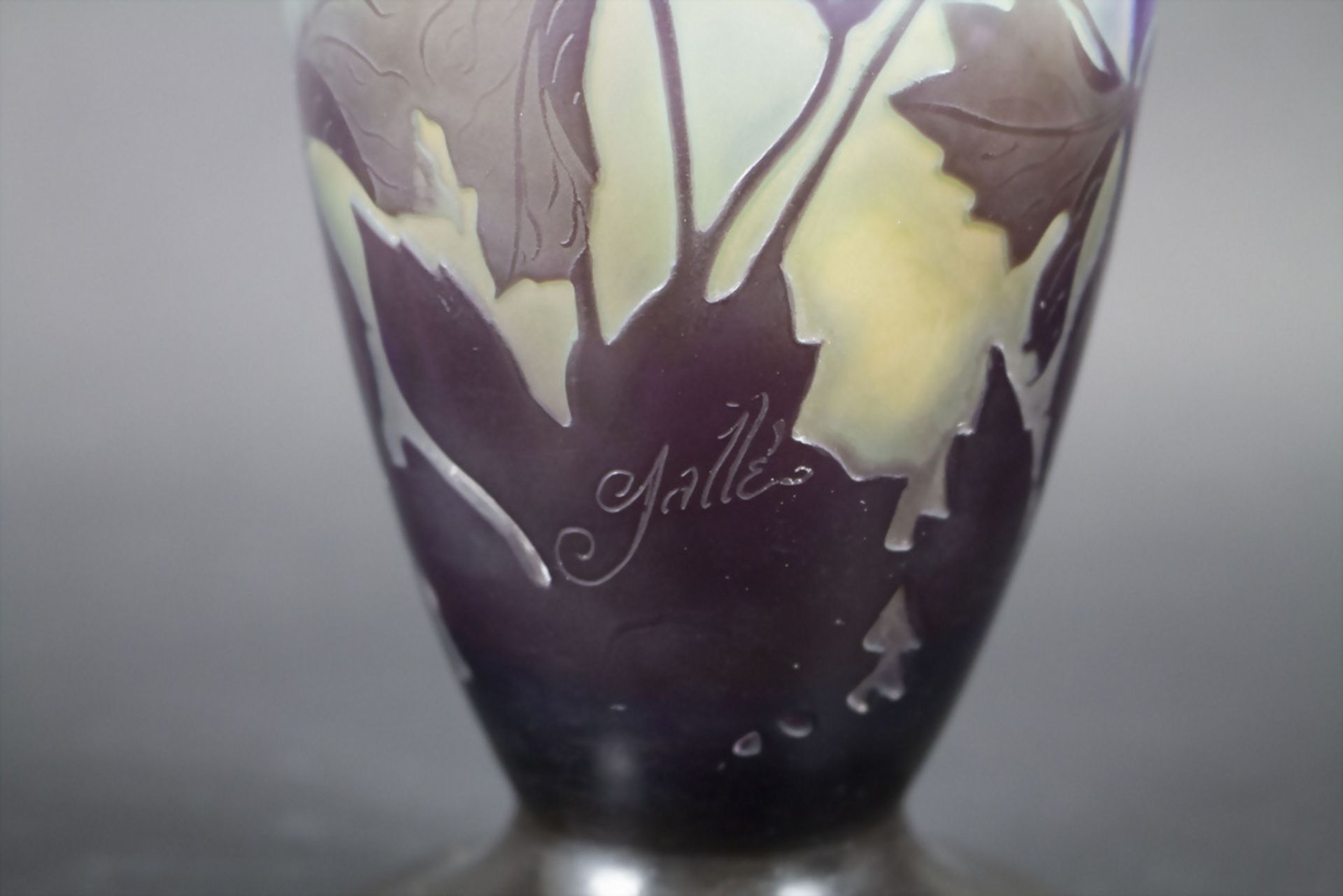 Jugendstil Vase mit Akelei / An Art Nouveau cameo glass vase with columbine, Emile Gallé, ... - Bild 3 aus 4