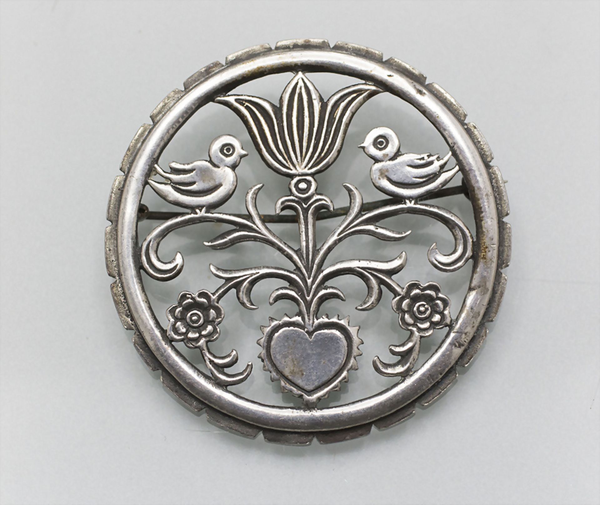 Jugendstil Silberbrosche mit Herz / An Art Nouveau silver brooch with birds and a heart, um 1920