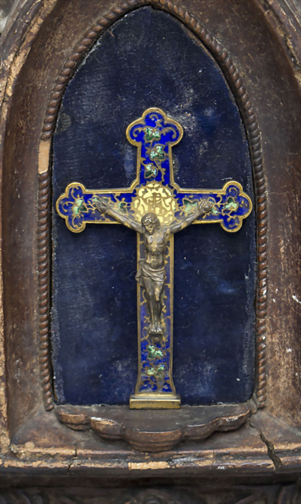 Holzaltar mit emailliertem Bronzekruzifix / A wooden altar with an enamelled bronze cruzifix, ... - Bild 2 aus 3