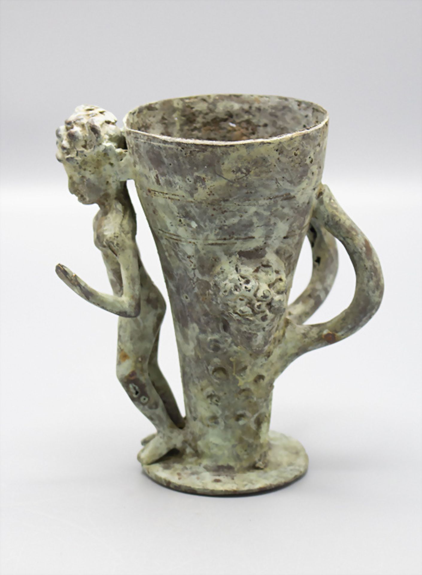 Römischer Bronzebecher / A Roman bronze beaker in dionystic stile, wohl Museumsreplik - Bild 2 aus 5