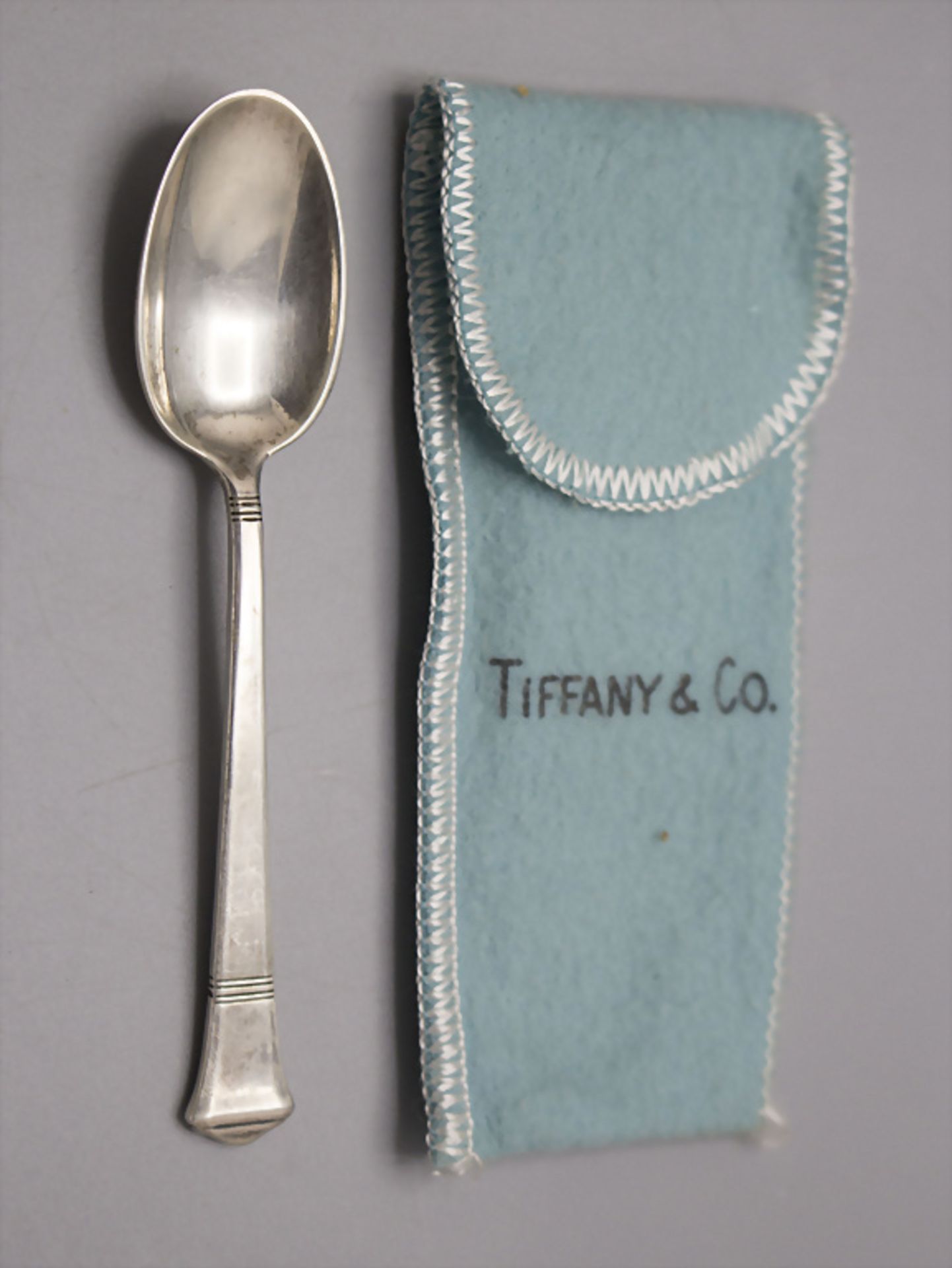 Kleiner Silberlöffel im Original-Etui / A small silver spoon in a box, Tiffany & Co, 20. Jh.