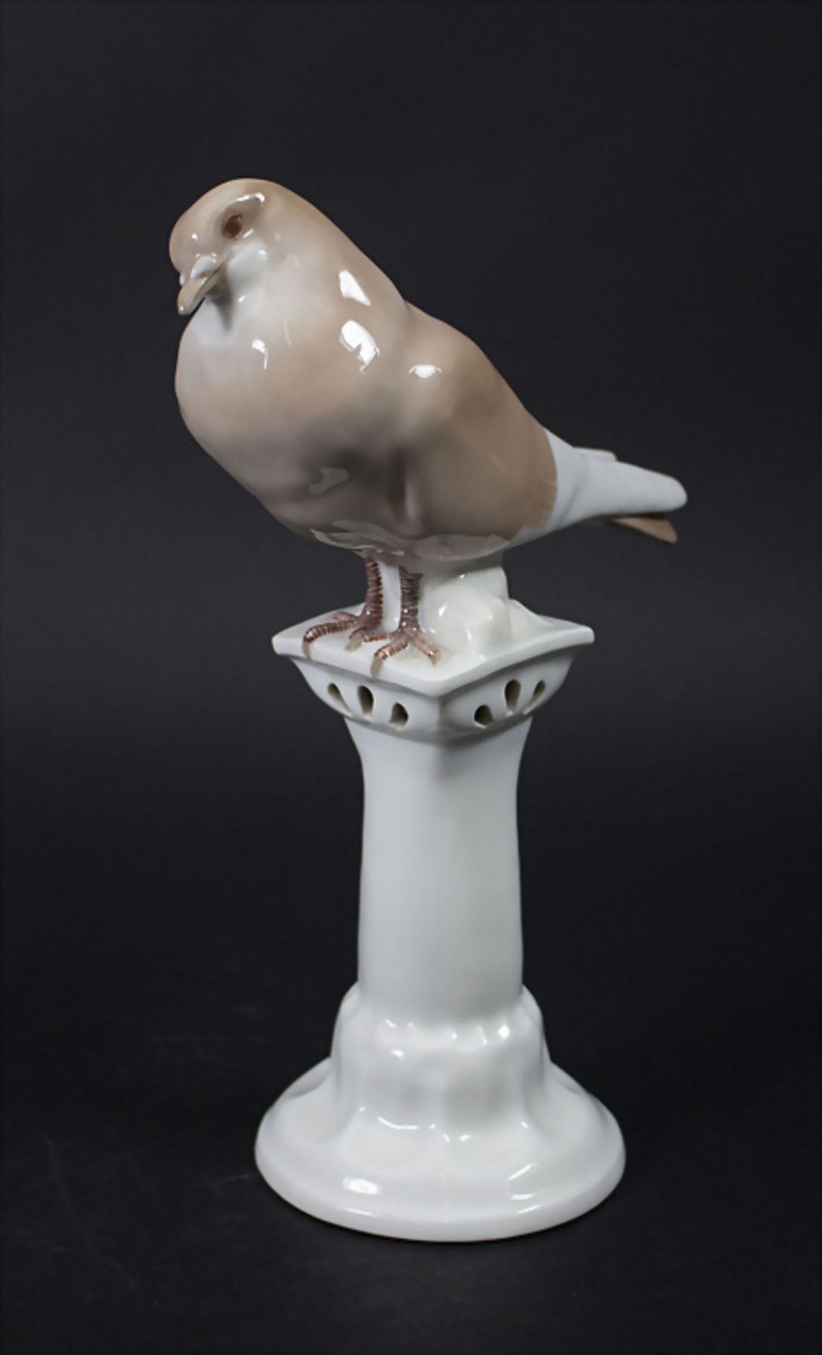 Jugendstil Vogelfigur 'Taube auf Postament' / An Art Nouveau bird figure of a pigeon on a ...