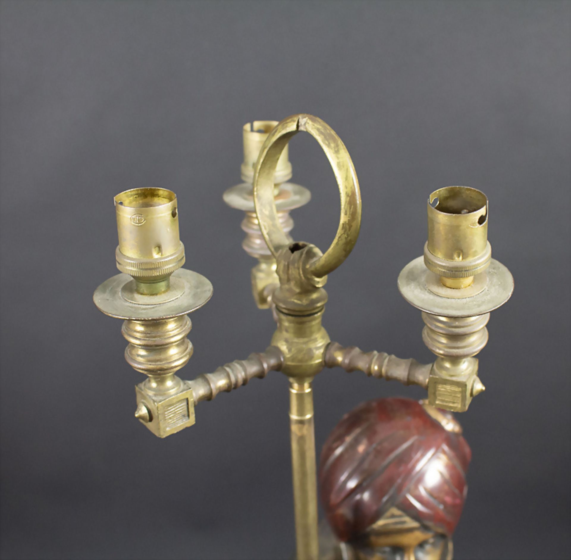 Figürliche Lampe mit Bronzefigur eines orientalischen Jungen / A figural lamp with the bronze ... - Bild 4 aus 6
