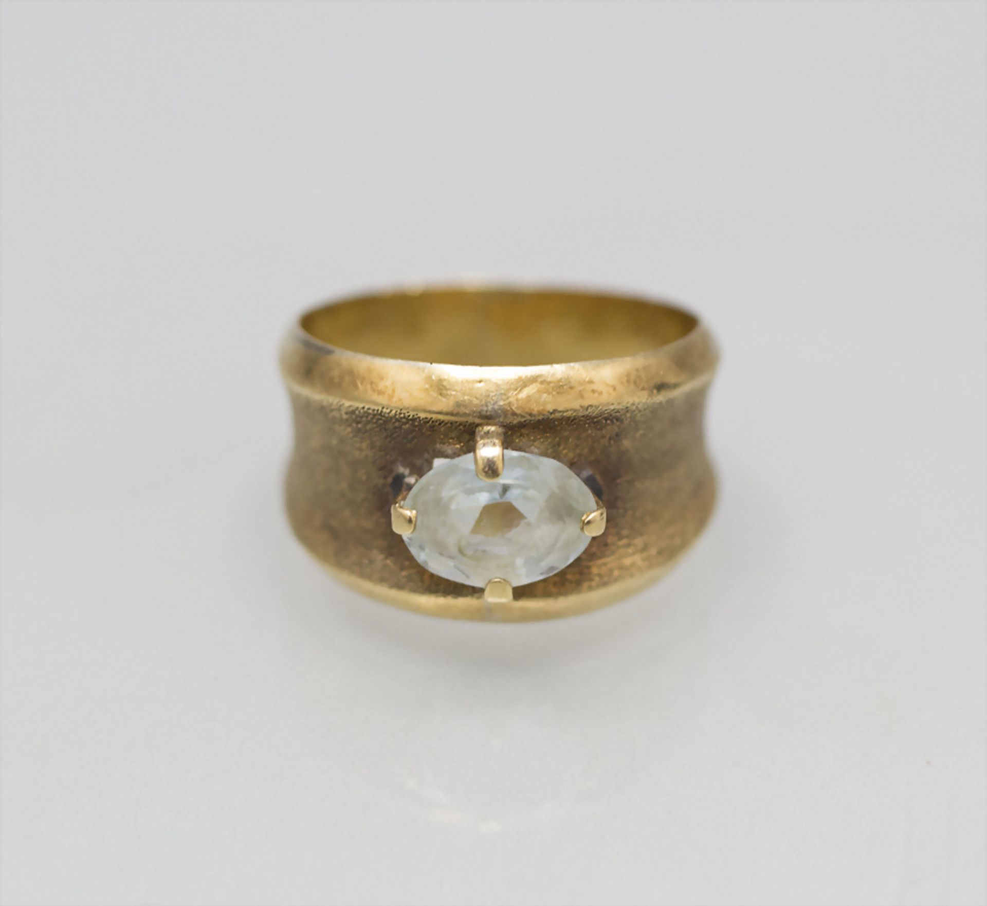 Damenring mit Aquamarin / A ladies 18 ct gold ring with an aquamarine