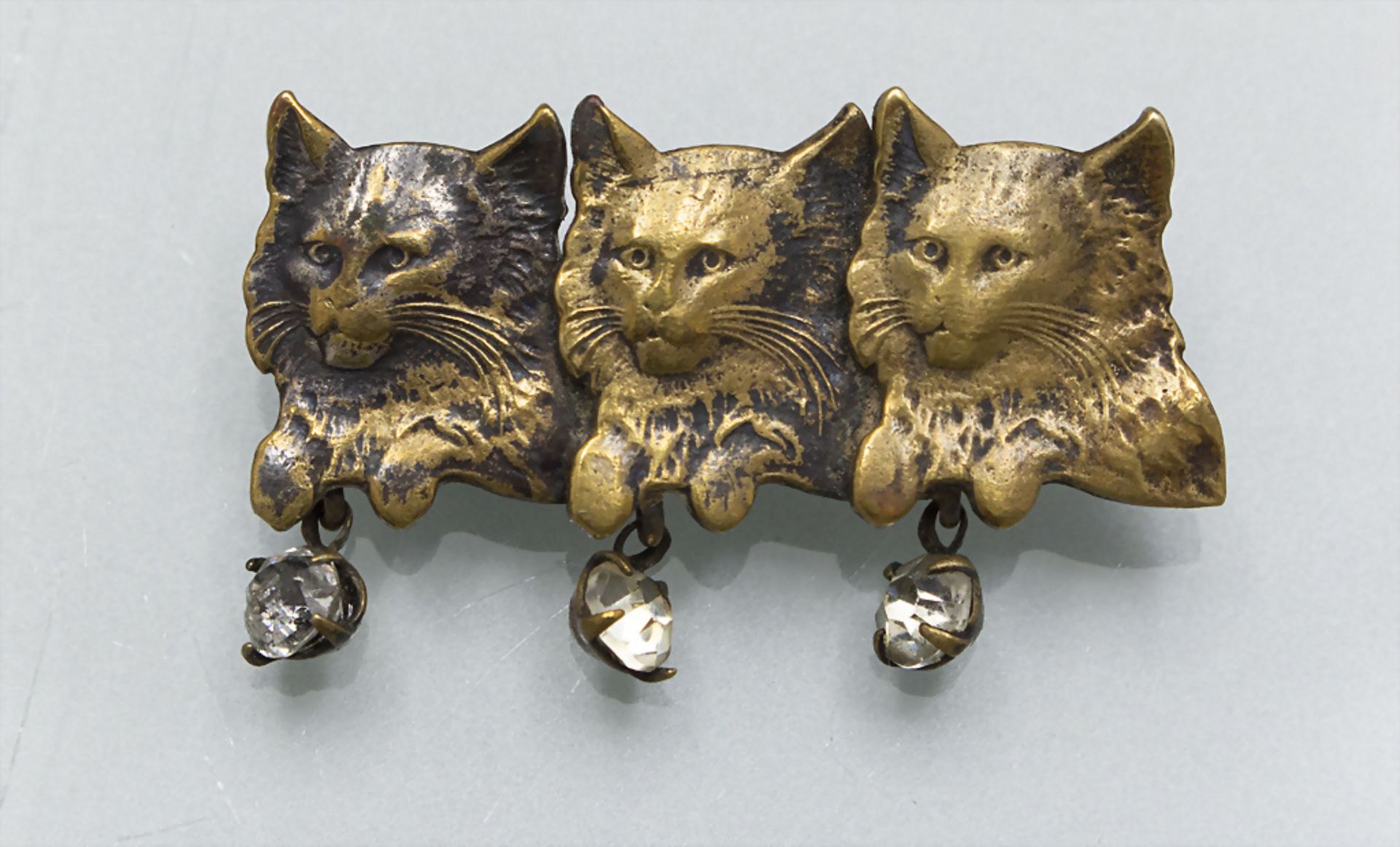 Jugendstil Brosche mit Katzenköpfen / An Art Nouveau brooch with cat heads, Frankreich, um 1900