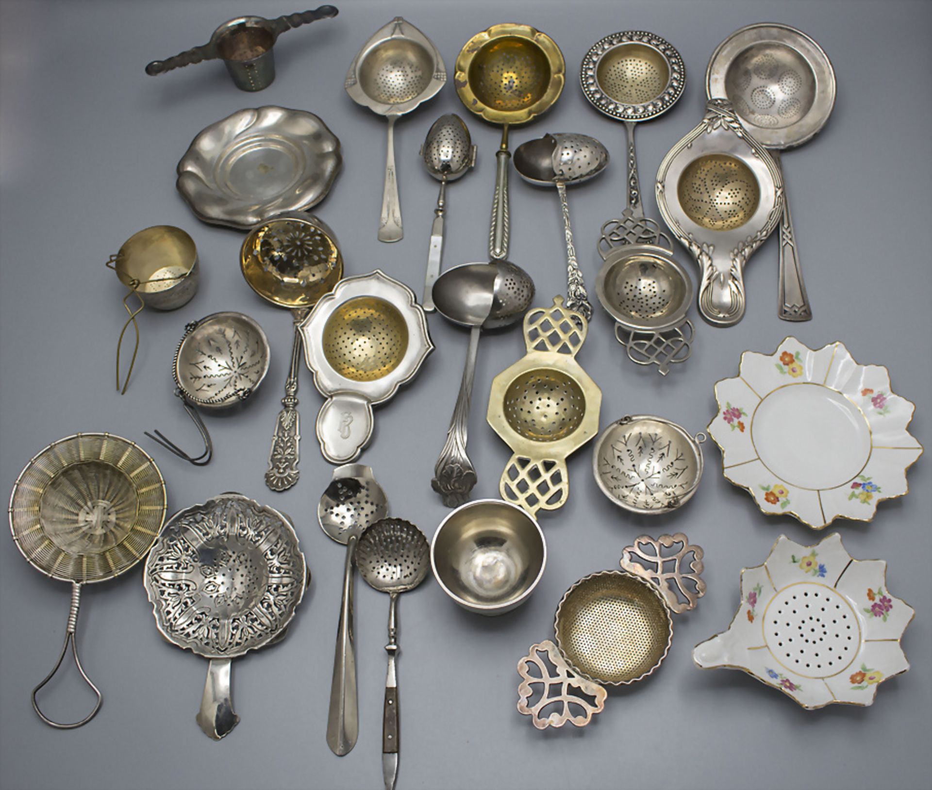 Konvolut aus 24 Teilen mit Teesieben und Zubehör / A set of 24 pieces of tea strainers and ...