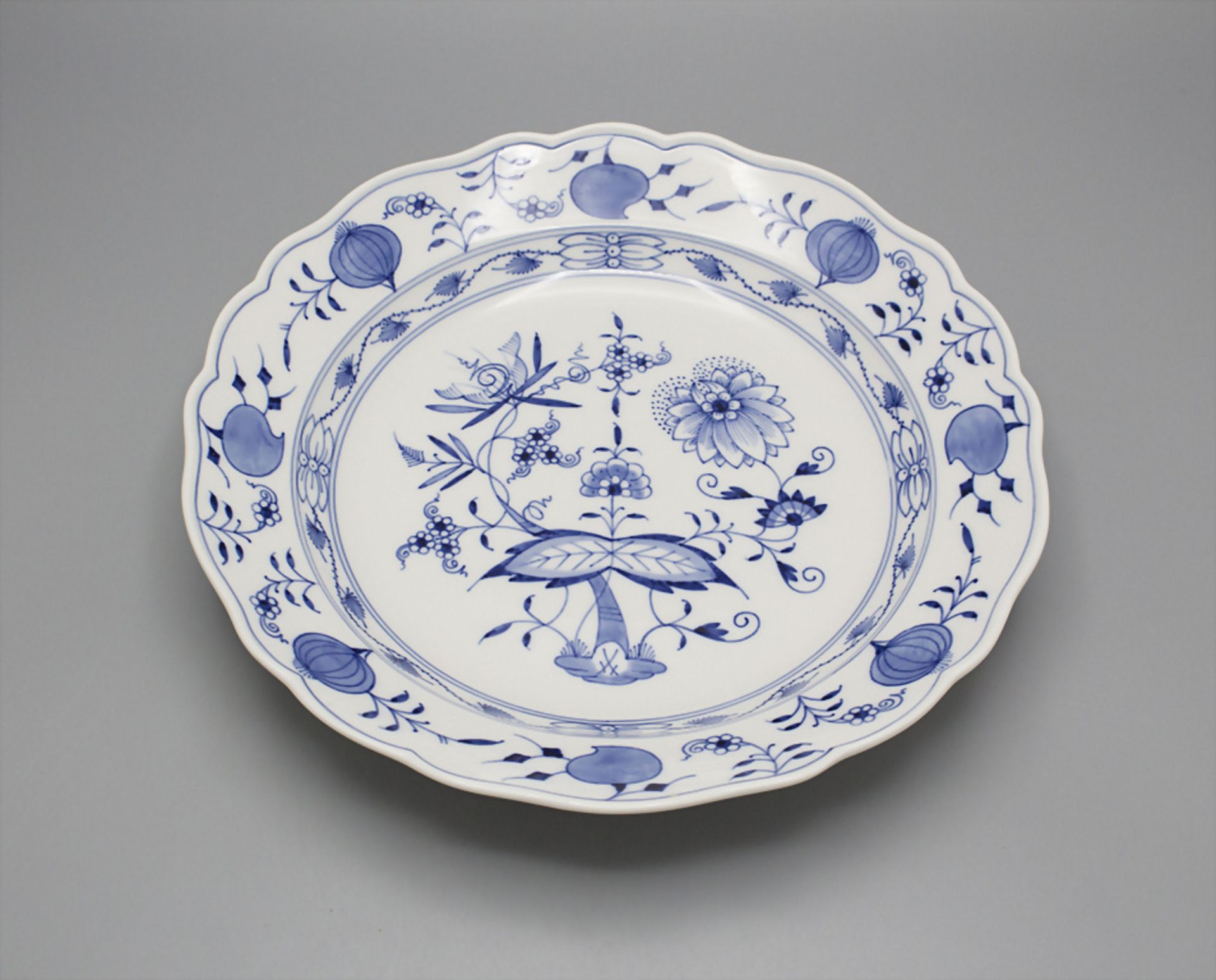 Teller Zwiebelmuster / A porcelaine plate with onion pattern, Meissen, 20. Jh. - Bild 2 aus 3