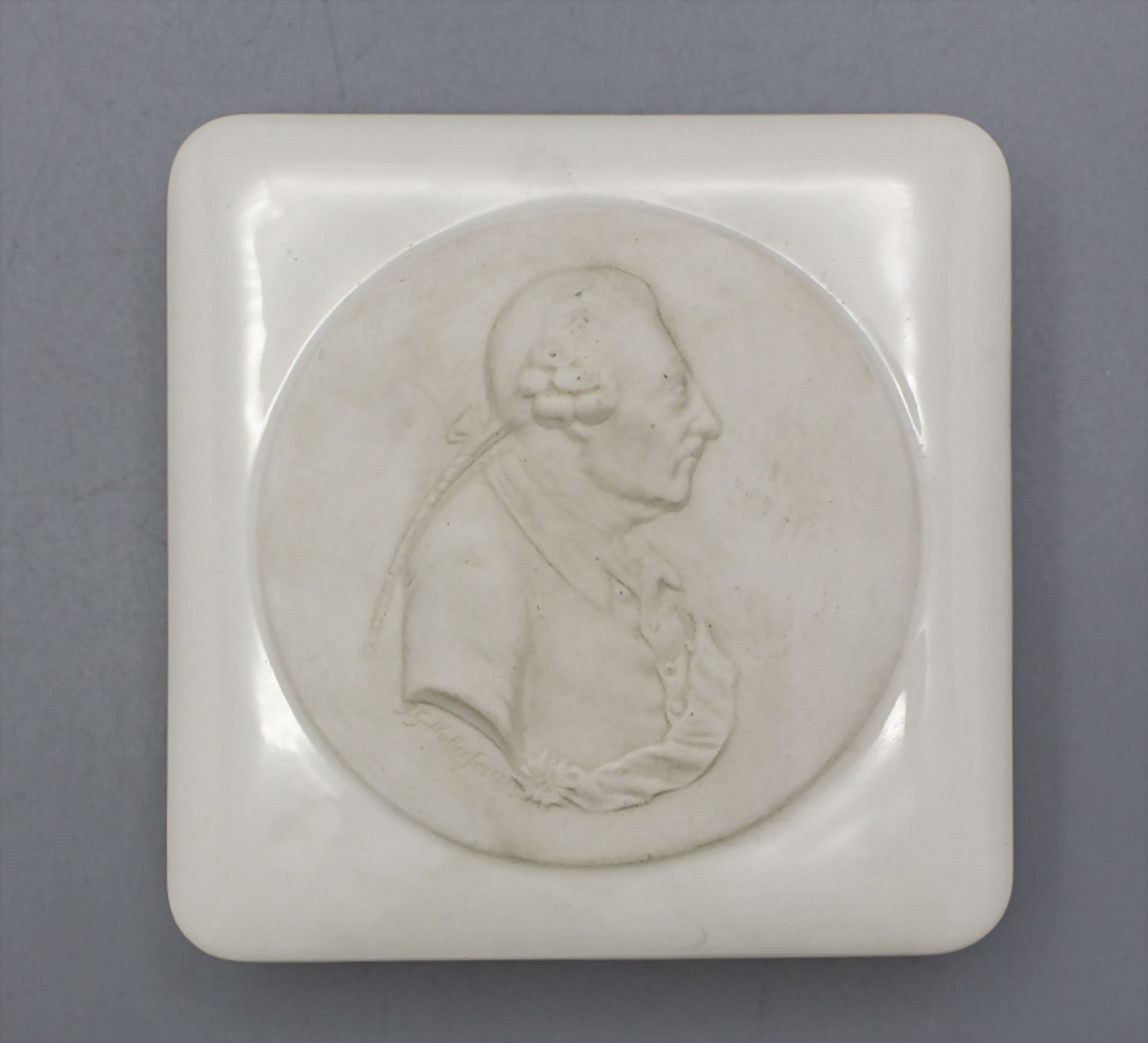 Deckeldose mit Relief Friedrichs II. von Preußen / A porcelain box and cover with relief of ...