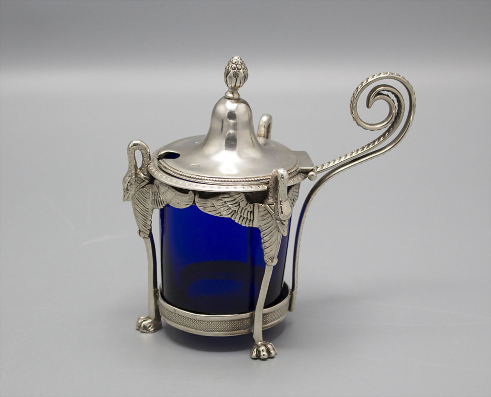 Empire Senftopf / Moutardier en argent massif / A silver Empire mustard pot, Paris, um 1800