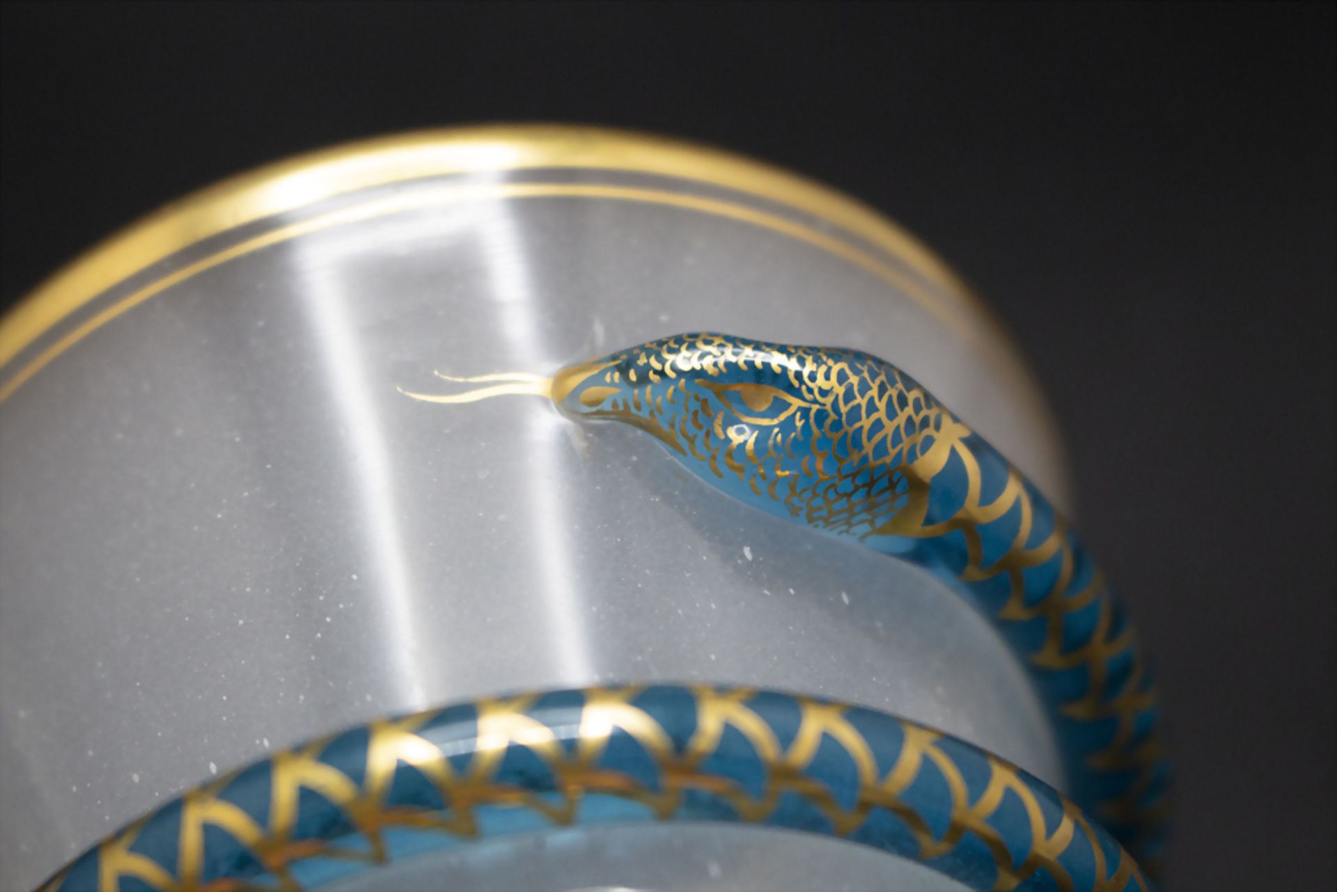 Alabasterglas-Becher mit Schlange / A Bohemian alabaster glass beaker with serpent, Böhmen, 1. ... - Image 4 of 5
