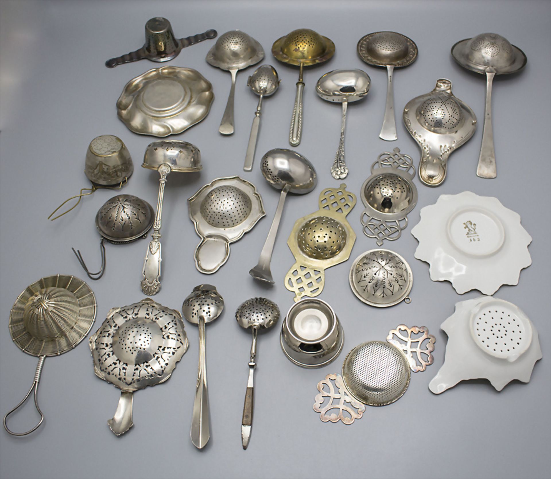 Konvolut aus 24 Teilen mit Teesieben und Zubehör / A set of 24 pieces of tea strainers and ... - Bild 2 aus 2