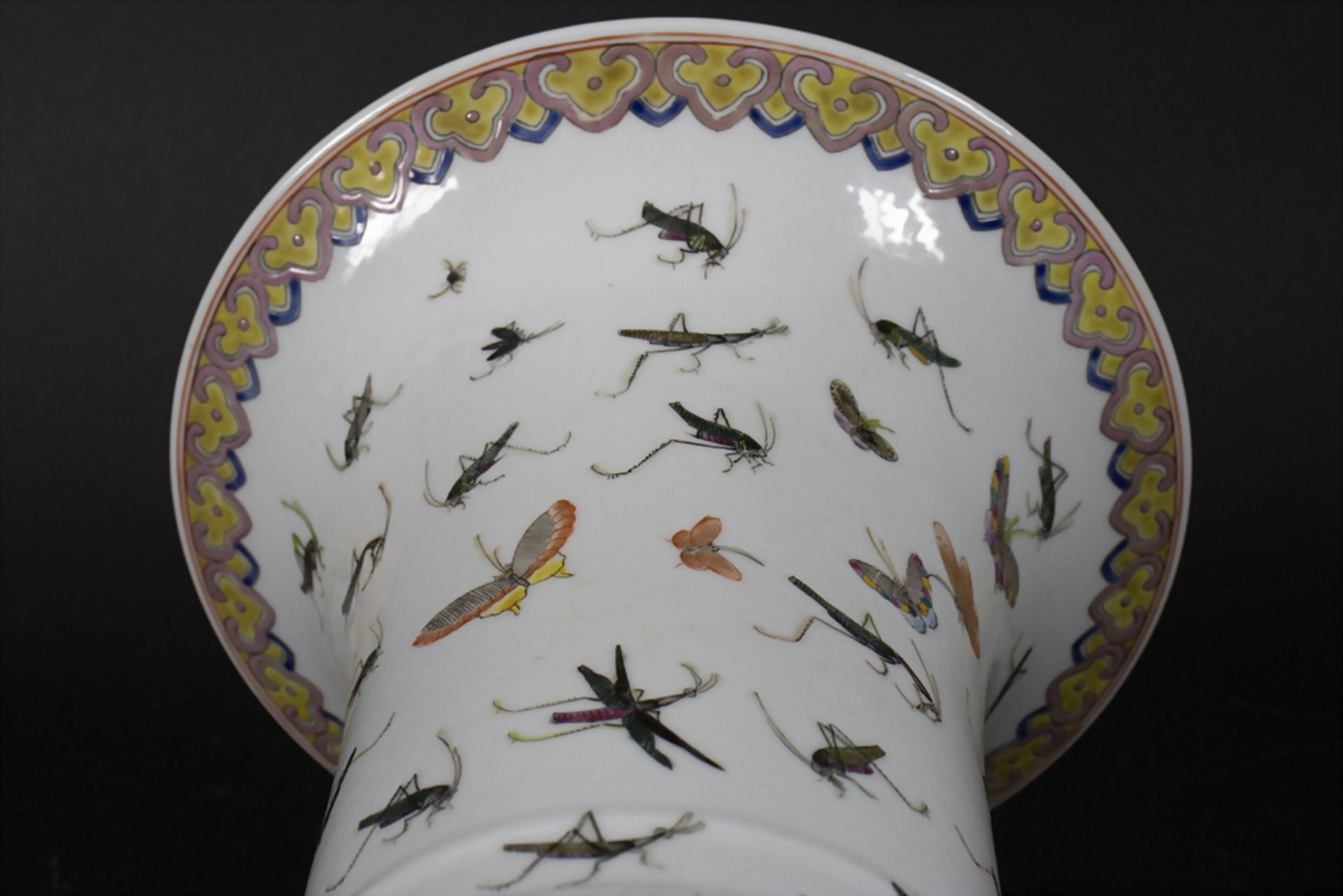 Porzellanvase mit Insekten in Gu Form / A GU shaped porcelain vase wih insects, China, 19./20. Jh. - Bild 8 aus 9