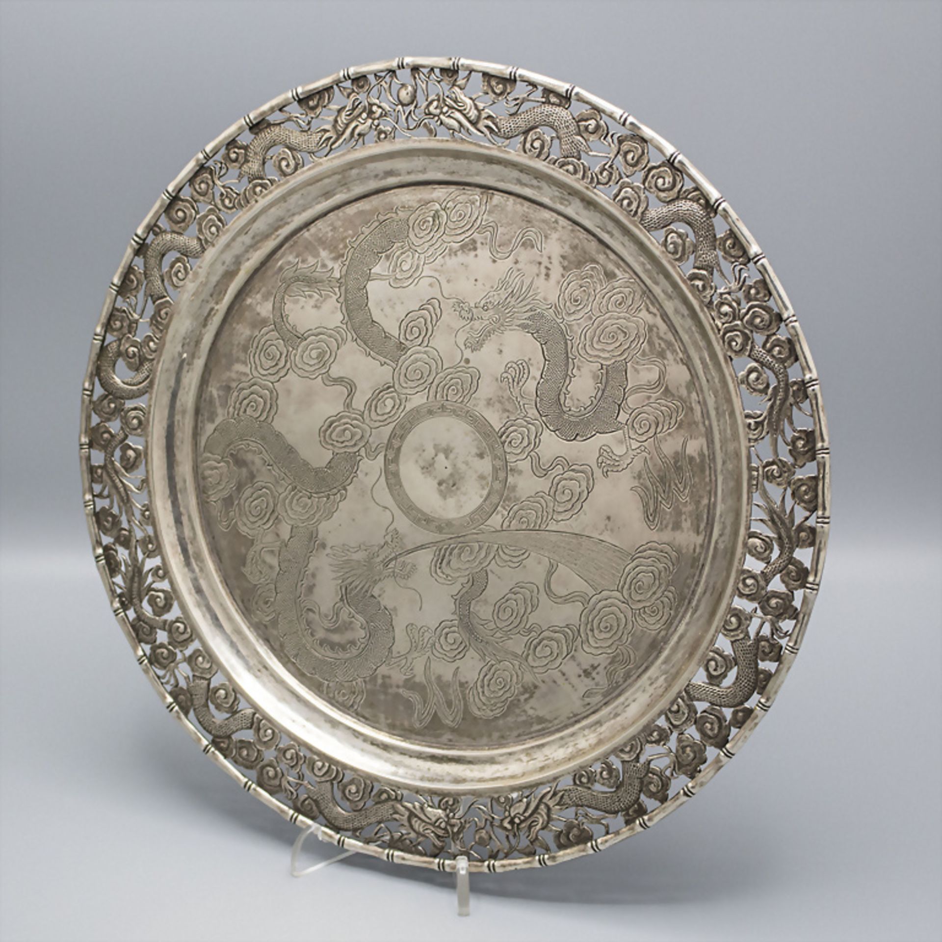 Rundes Silbertablet mit kl. Silberschale mit Drachendekor / A round silver tablet with a small ... - Bild 2 aus 9