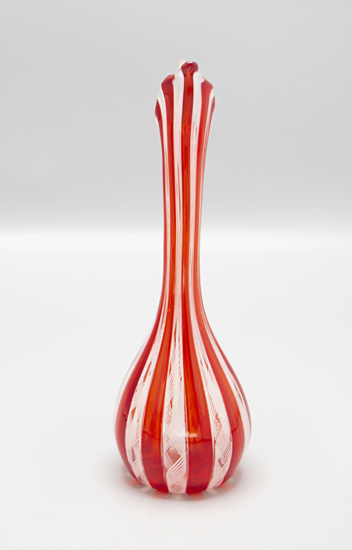 Henkelvase / A glass vase with handle, Murano, Aureljano & Toso, 1. Hälfte 20. Jh. - Image 2 of 5