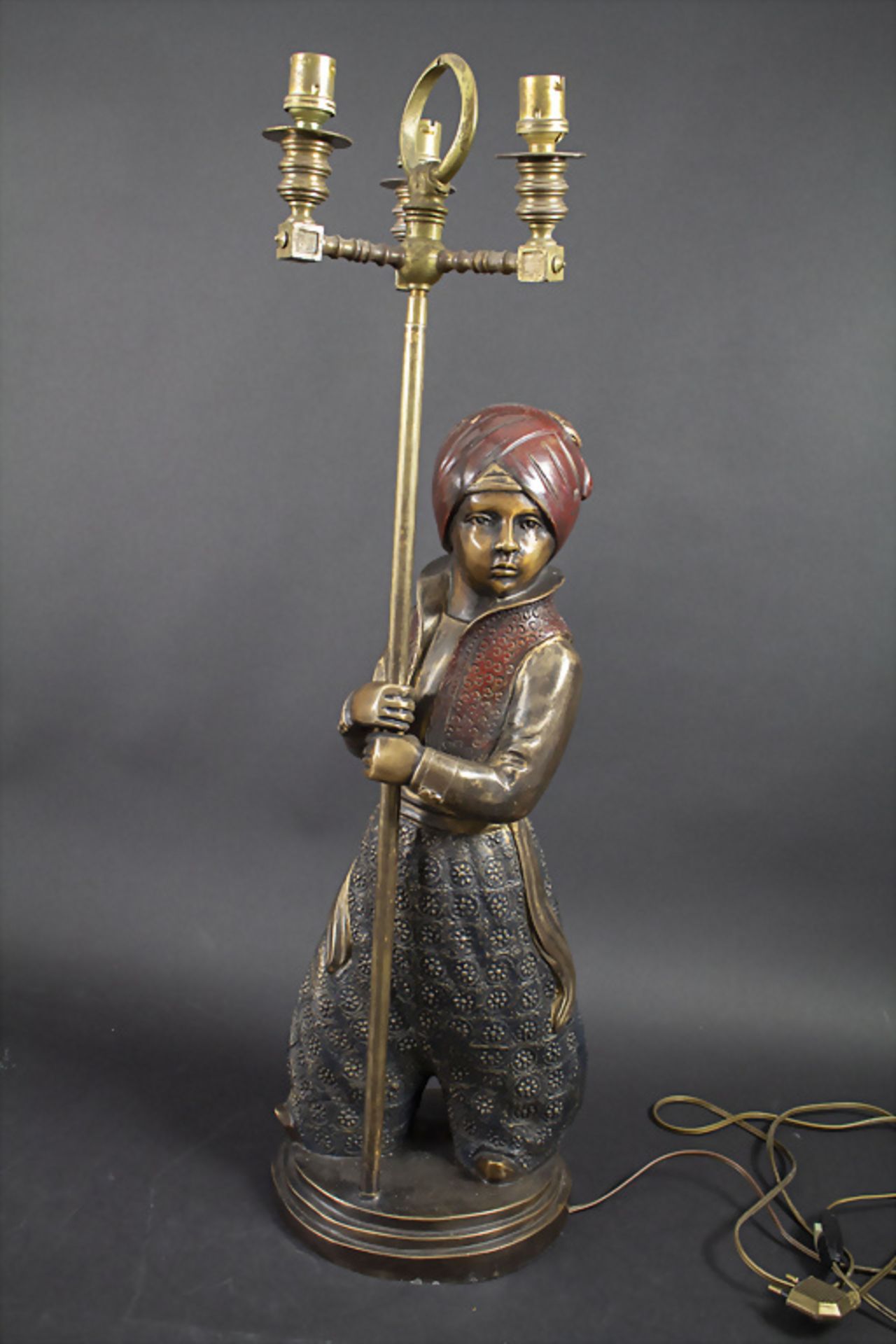 Figürliche Lampe mit Bronzefigur eines orientalischen Jungen / A figural lamp with the bronze ... - Bild 2 aus 6