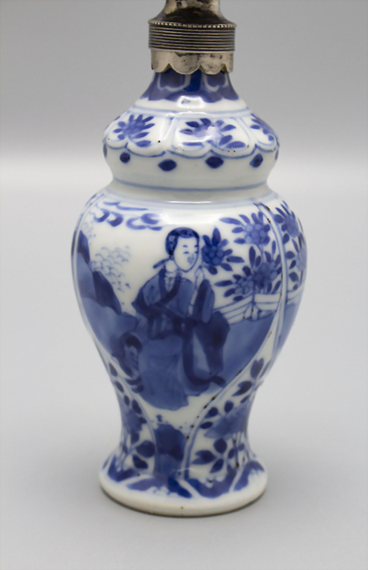 Porzellan Flakon mit Silbermontur / A porcelain perfume bottle, China, 19. Jh. - Image 4 of 9