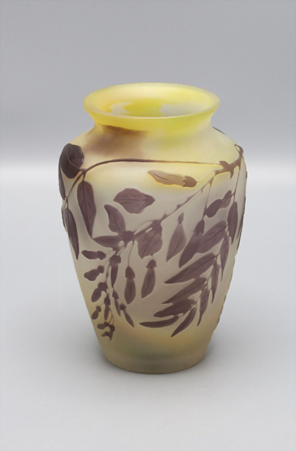 Jugendstil Balustervase mit Glyzinie / An Art Nouveau cameo glass vase with wisteria, Emile ...