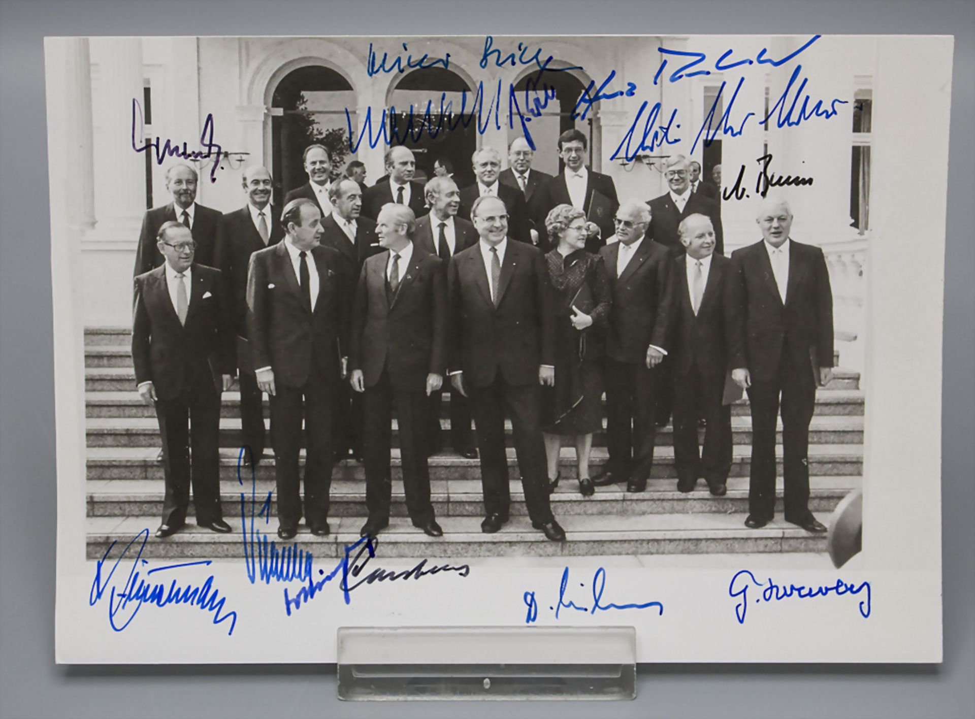 Zwei Fotografien mit Autographen der Kabinette von Helmut Kohl, 1982 und 1987 - Bild 3 aus 3