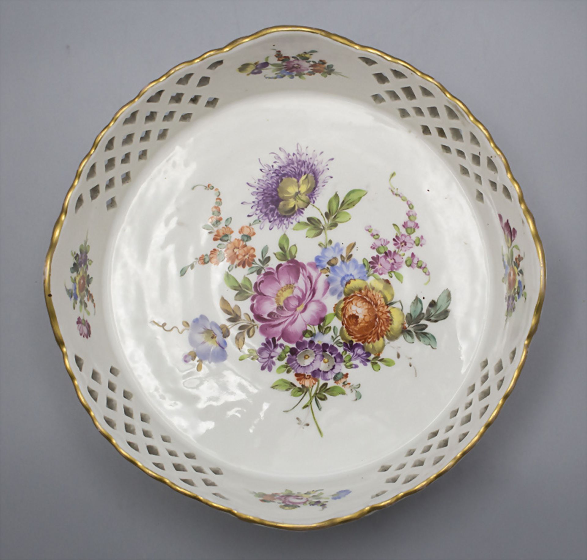Obstschale mit Blumenbouquets / A fruit bowl with flower bouquets, Carl Thieme, Potschappel, ... - Bild 3 aus 5