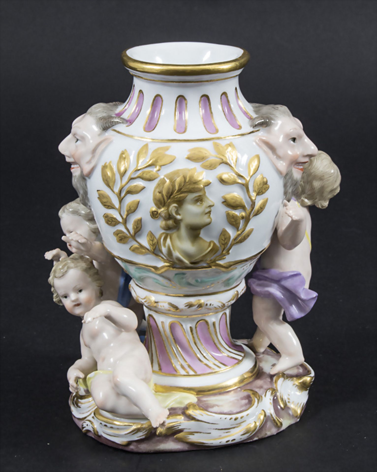 Vase mit Satyr Maskarons und 3 Amoretten / A vase with satyr mascarons and 3 cherubs, Meissen, ... - Image 4 of 11