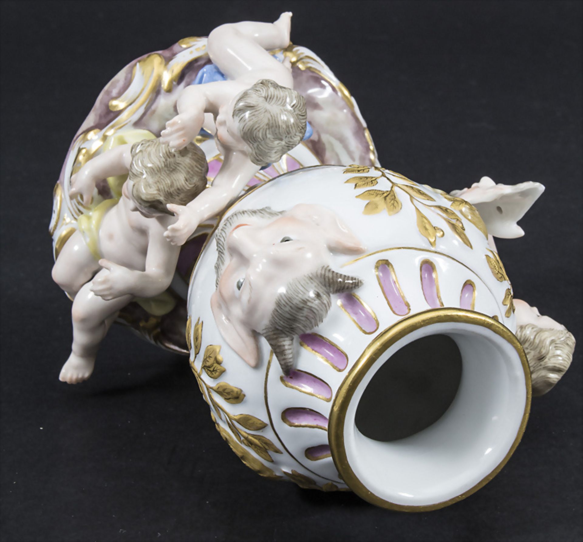 Vase mit Satyr Maskarons und 3 Amoretten / A vase with satyr mascarons and 3 cherubs, Meissen, ... - Image 6 of 11