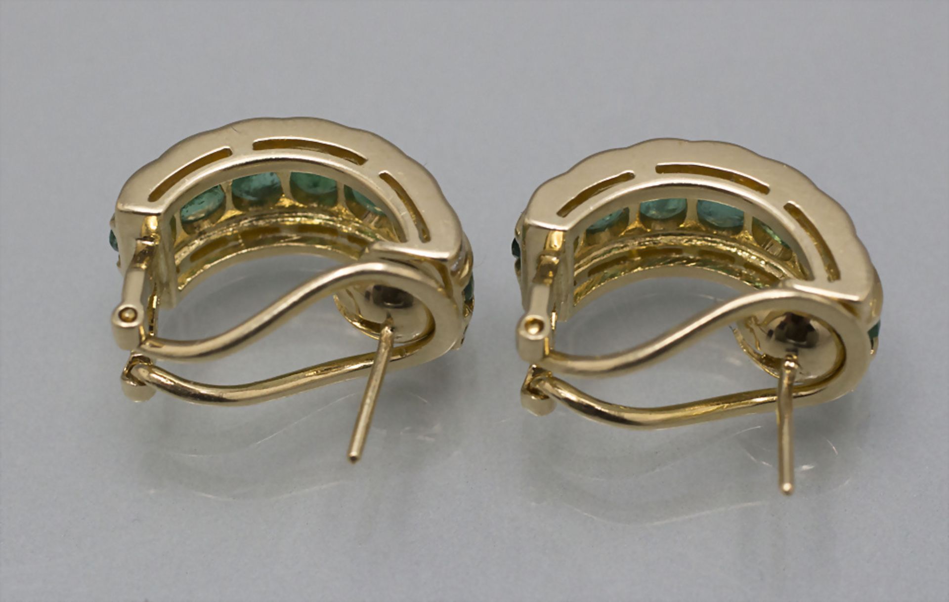 Paar Ohrclips mit Smaragden und Diamanten / A pair of 18 ct gold ear clips with emeralds and ... - Bild 2 aus 2