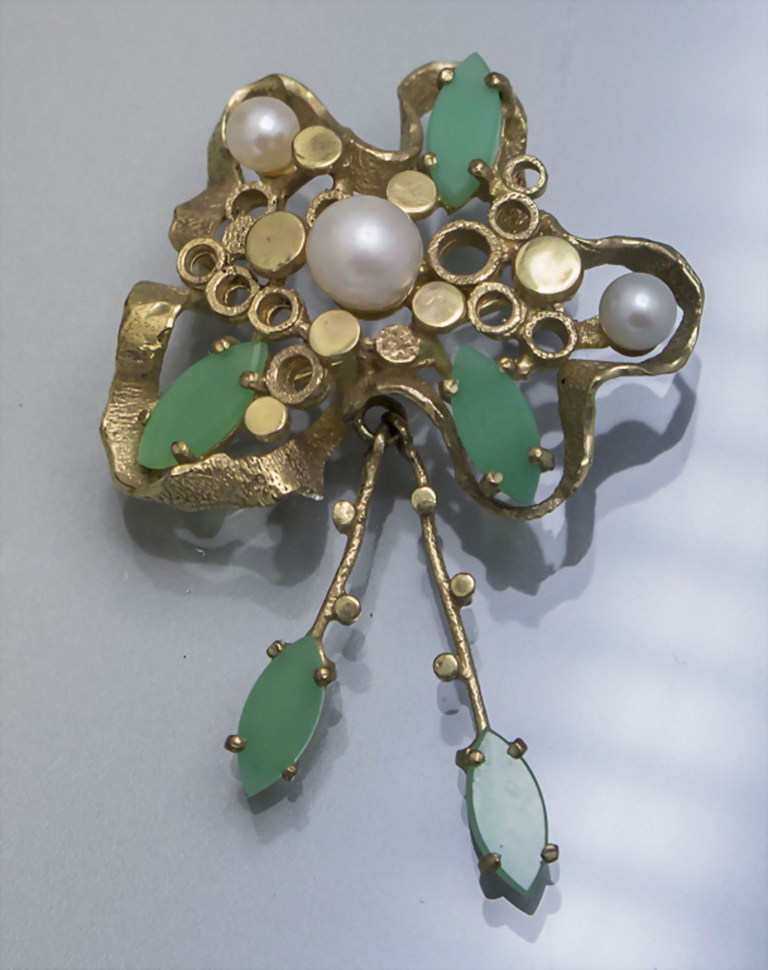 Gelbgold Brosche mit Perlen und Chrysopras / An 8 ct gold brooch with pearls and chrysoprase, ...