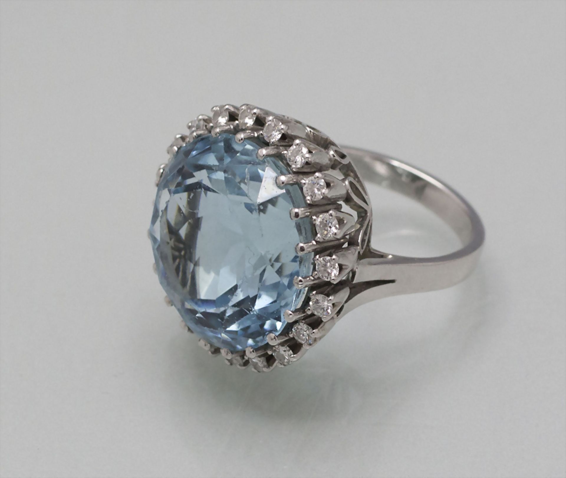 Damenring mit Aquamarin und Diamanten  / A ladies 18 ct gold ring with natural aquamarine and ... - Bild 2 aus 4